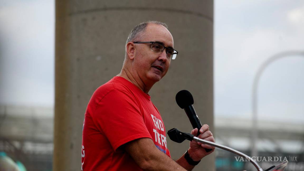 $!Shawn Fain, presidente de United Auto Workers, se dirige a los trabajadores automotores en huelga en el centro de Detroit el viernes 15 de septiembre de 2023.