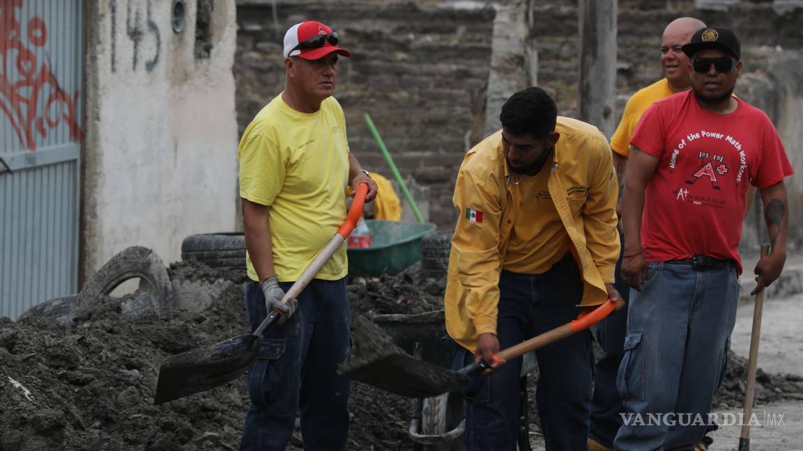$!Personal del Gobierno Municipal apoyó en la limpieza de patios y viviendas afectadas por la acumulación de lodo en la colonia Las Margaritas.