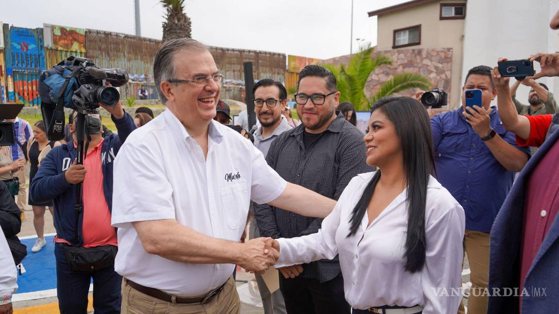 $!La alcaldesa Monserrat Caballero y el ex canciller Marcelo Ebrard revelaron esta pieza de historia que estará a metros del muro que divide México y EU.