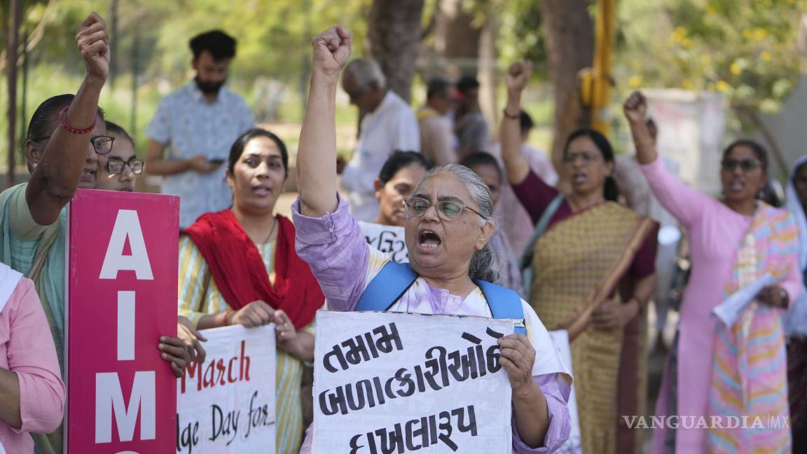$!Las mujeres gritan consignas durante una manifestación para conmemorar el Día Internacional de la Mujer en Ahmedabad, India.