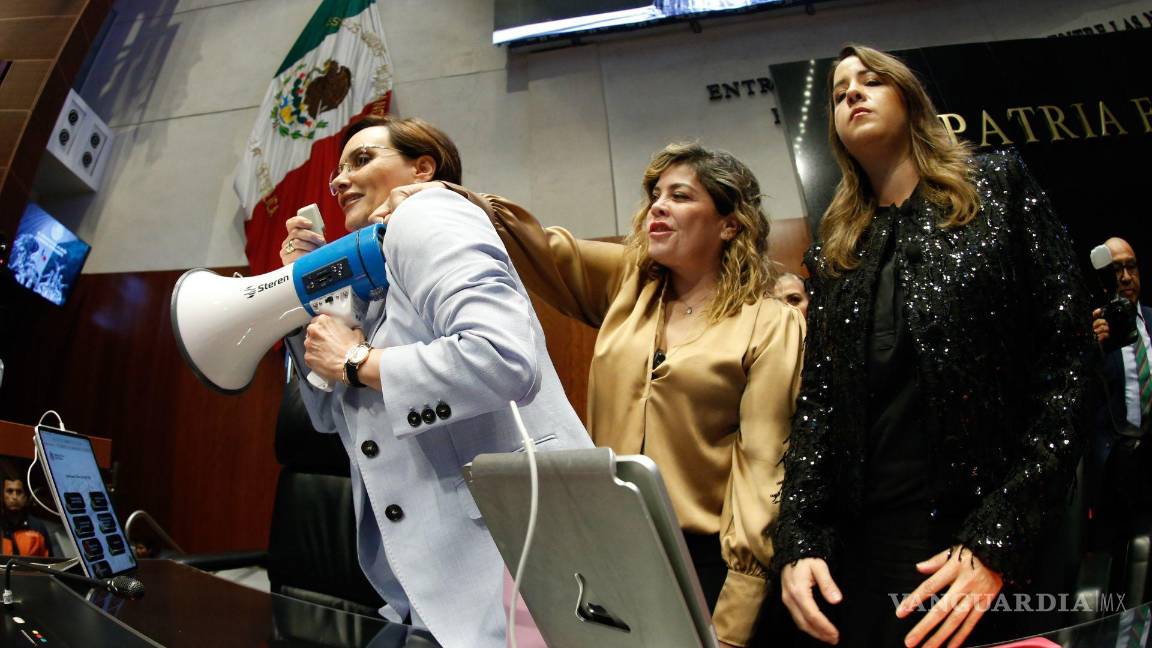 $!La senadora panista Lilly Téllez se manifestó con un megáfono para oponerse a la designación de Juan Antonio Ferrer como embajador y representante ante la ONU para la educación, quien se desempeñó en el sexenio de López Obrador como titular del INSABI.