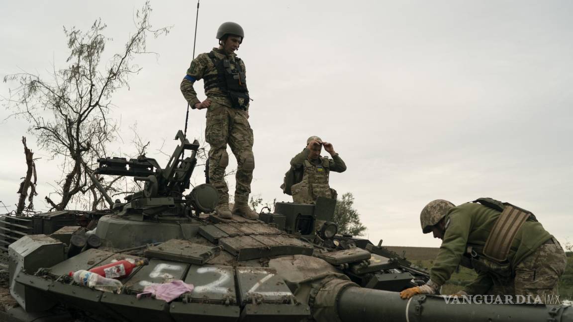 $!Soldados ucranianos, sobre un tanque ruso destrozado en una zona recuperada cerca de la frontera con Rusia, en la región ucraniana de Járkiv.