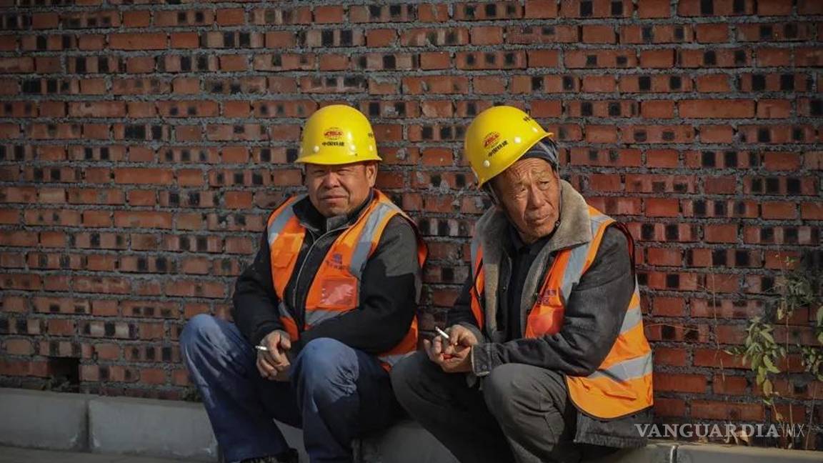 $!Trabajadores chinos descansan en una obra.