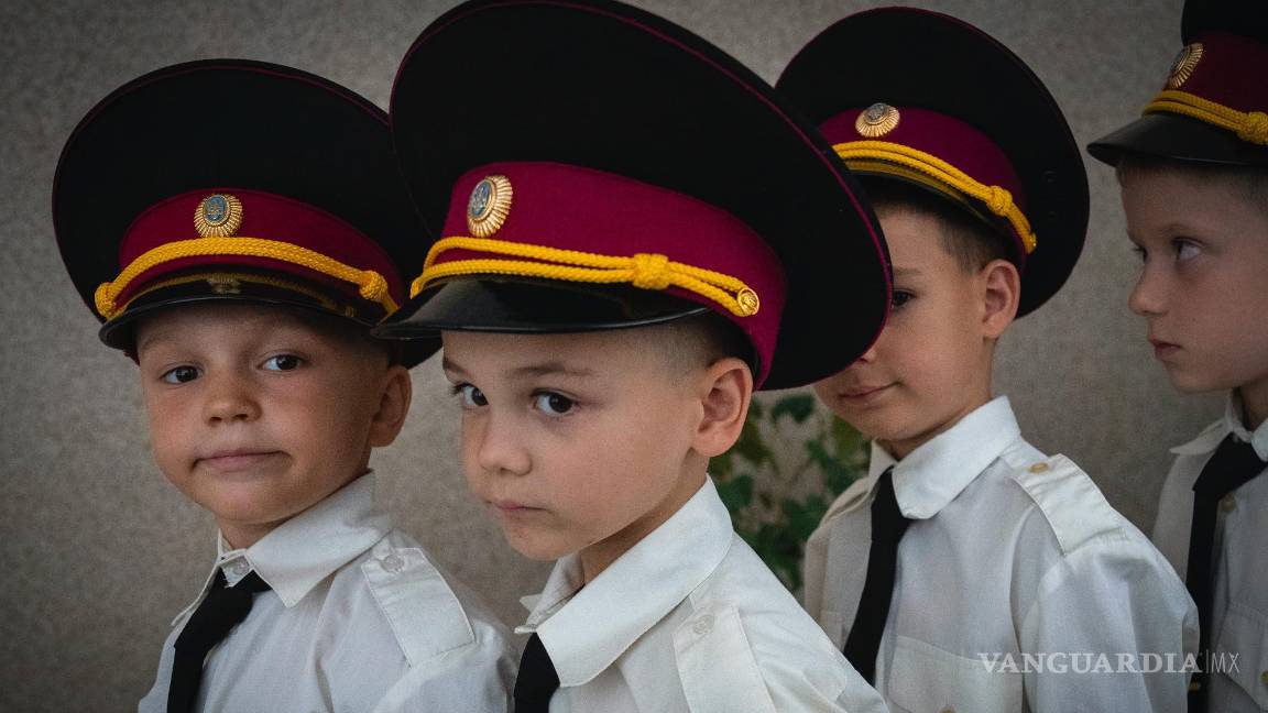 $!Un grupo de jóvenes cadetes esperan el inicio de una ceremonia en el primer día del curso en una escuela militar, en Kiev, Ucrania, el 2 de septiembre de 2024.