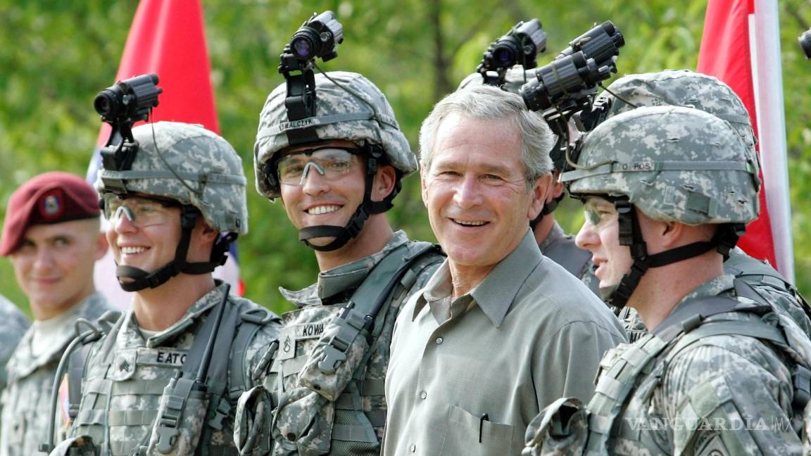 $!El presidente George W. Bush con miembros de las fuerzas armadas en su visita al Comando de Operaciones Especiales del Ejército en Fort Bragg el 4 de julio de 2006.