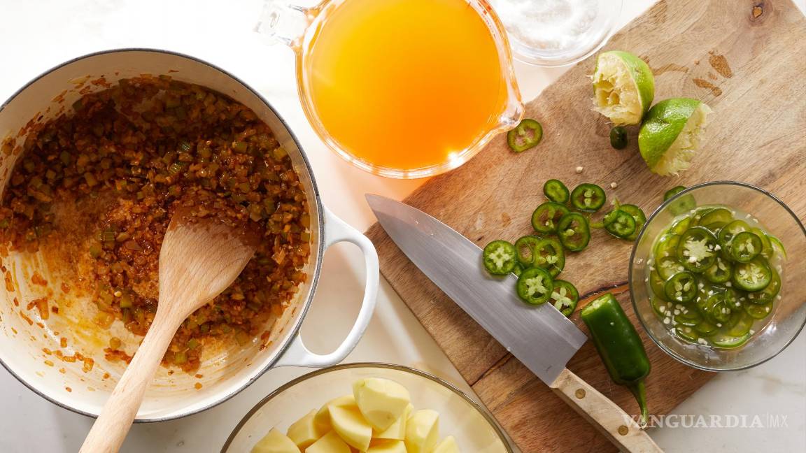 $!Corta los jalapeños en rodajas finas y desecha las semillas si lo deseas.