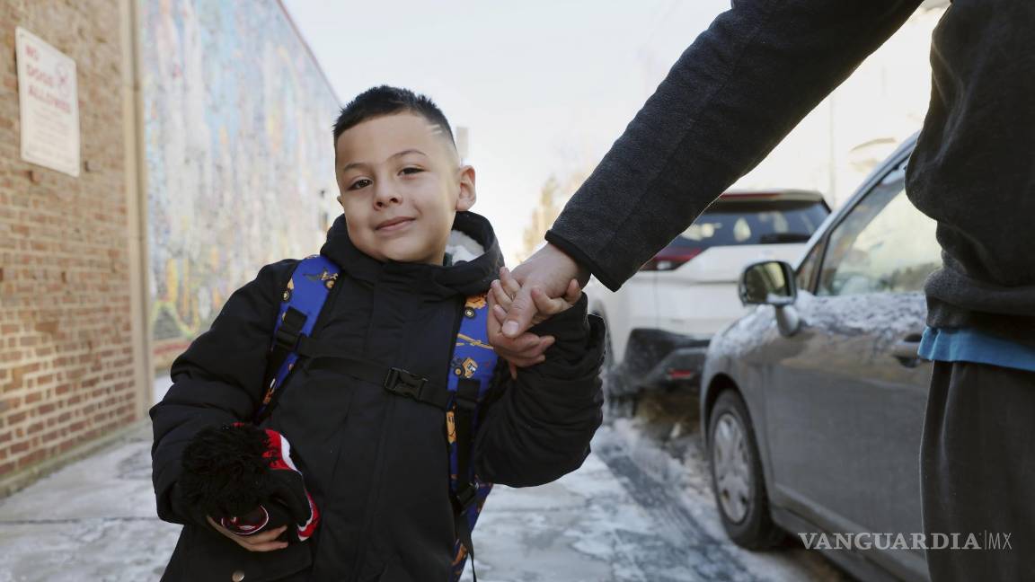 $!Dylan está con su padre cuando llega a la escuela el martes 21 de enero de 2025, en el barrio de East Boston, en Boston.