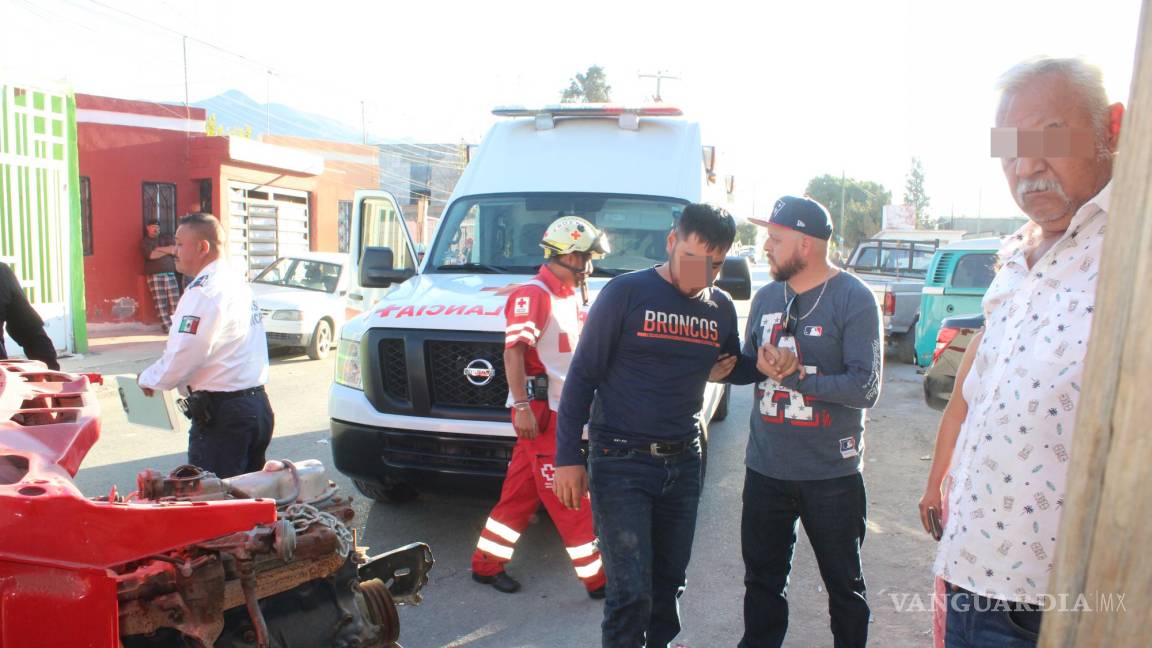 Saltillo: se le suelta camioneta remolcada y arrolla a vecino que festejaba la Navidad afuera de su casa