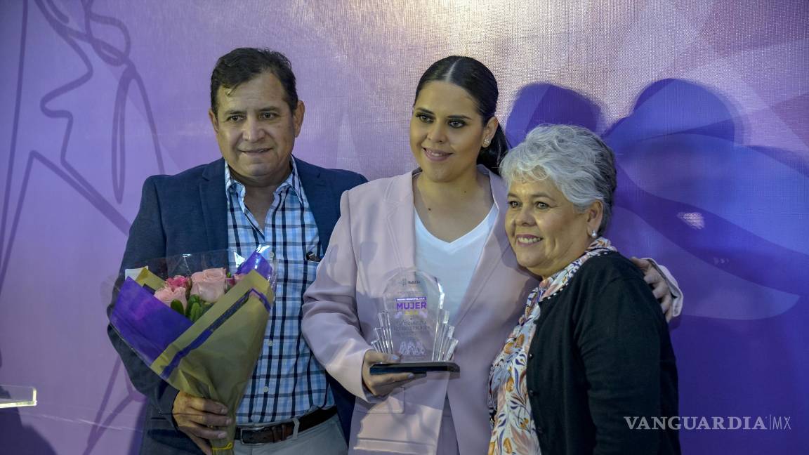 $!Los consejos de su abuela son: hacerlo con el corazón, ser disciplinada y más que nada tener los pies sobre la tierra y aceptar los proyectos que vengan con mucha humildad, dice Navid.