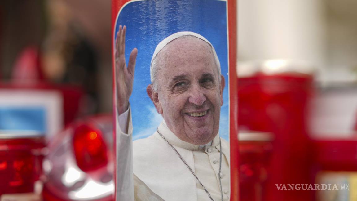 $!Una vela con la foto del papa Francisco, frente al Policlínico Agostino Gemelli en Roma en donde se encuentra hospitalizado.