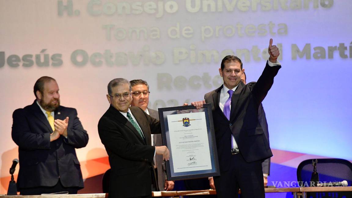 UAdeC: toma protesta Octavio Pimentel, un rector ‘de menos traje y más jeans’