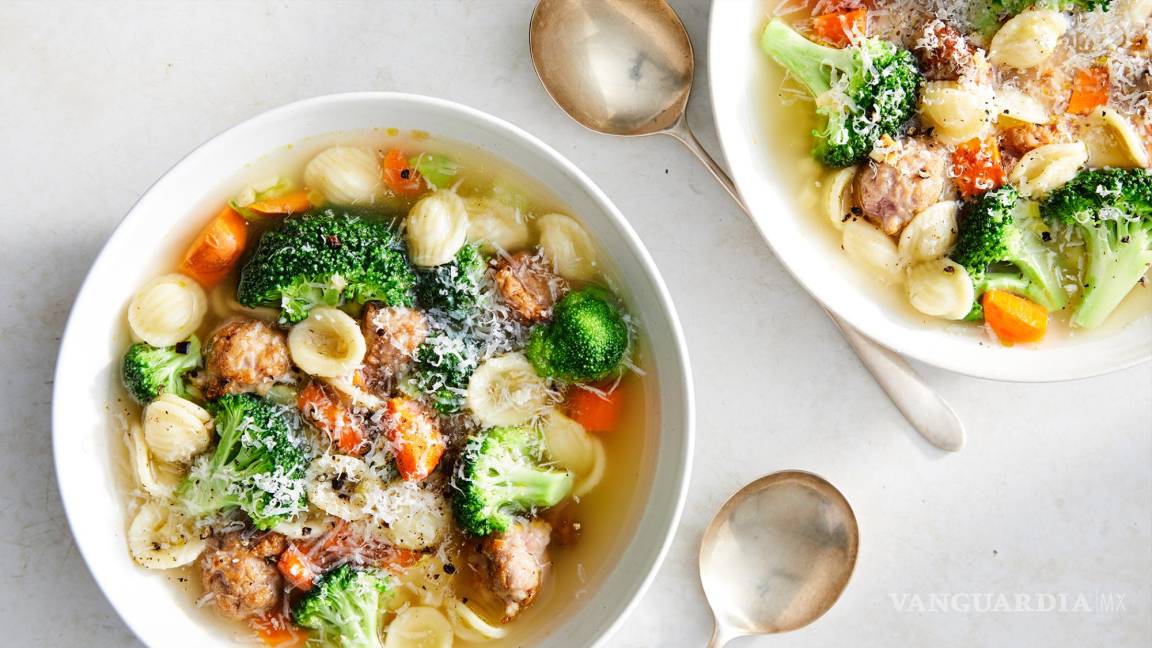 Receta de mini sopa de albóndigas con brócoli y orecchiette