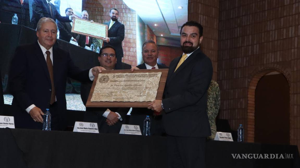 Entrega Canaco Saltillo reconocimientos