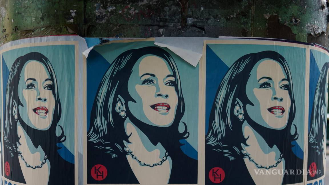 $!Carteles de apoyo a la vicepresidenta estadounidense Kamala Harris antes de la Convención Nacional Demócrata (DNC) en el United Center, Chicago.