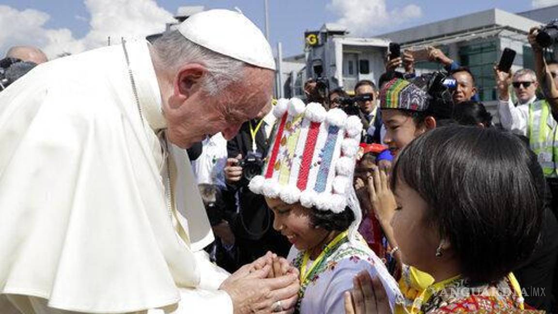 $!El papa Francisco es recibido por niñas vestidas con trajes tradicionales a su llegada al aeropuerto de Rangún, Myanmar, el lunes 27 de noviembre de 2017.
