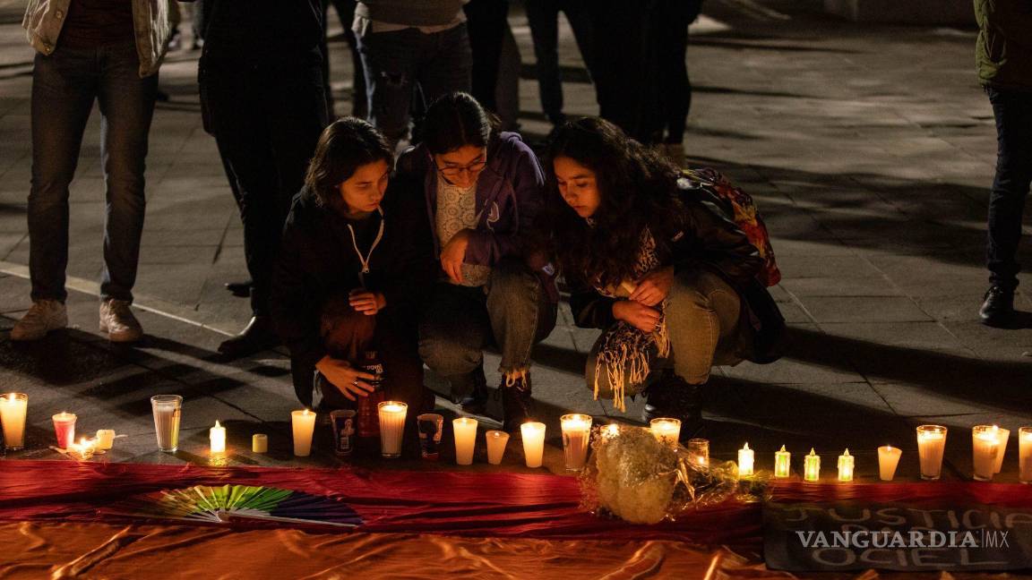 $!Cientos de personas se concentraron frente al Palacio de Gobierno de Aguascalientes para exigir justicia por el asesinato de Jesús Ociel Baena Saucedo.