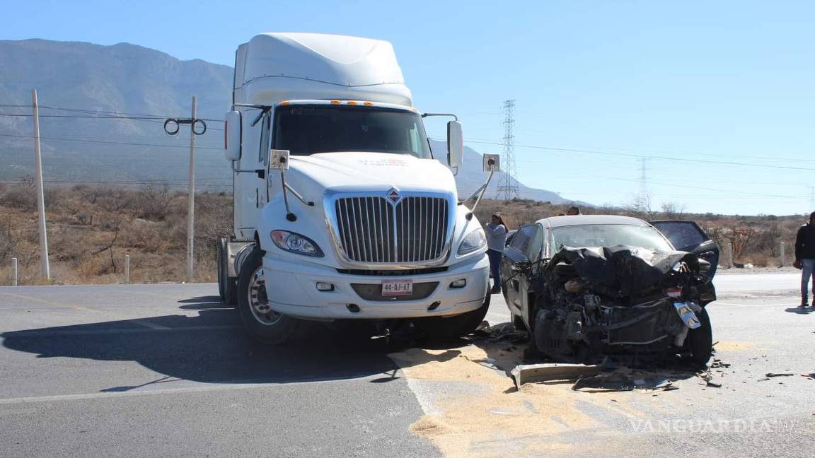 Tráiler destroza a Chevy, en la carretera Saltillo-Zacatecas