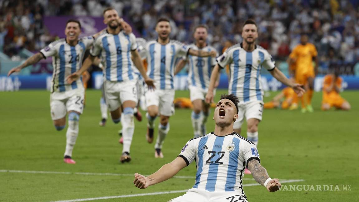 $!Lautaro Martínez festeja la anotación del penal que le dio el pase a Argentina.