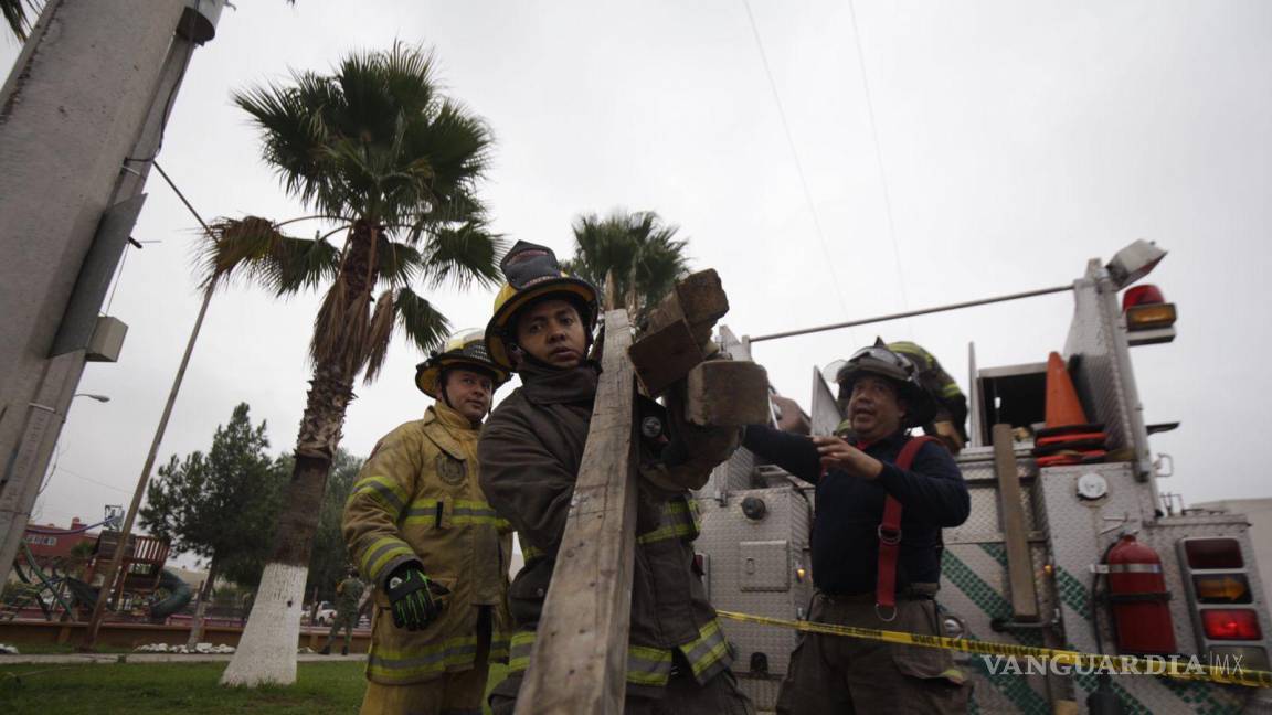 $!Personal de Bomberos descombró la zona.