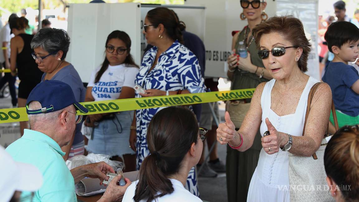 $!Una mujer asiste a votar en las elecciones generales mexicanas este domingo en un colegio electoral en Cancún, Quintana Roo (México).