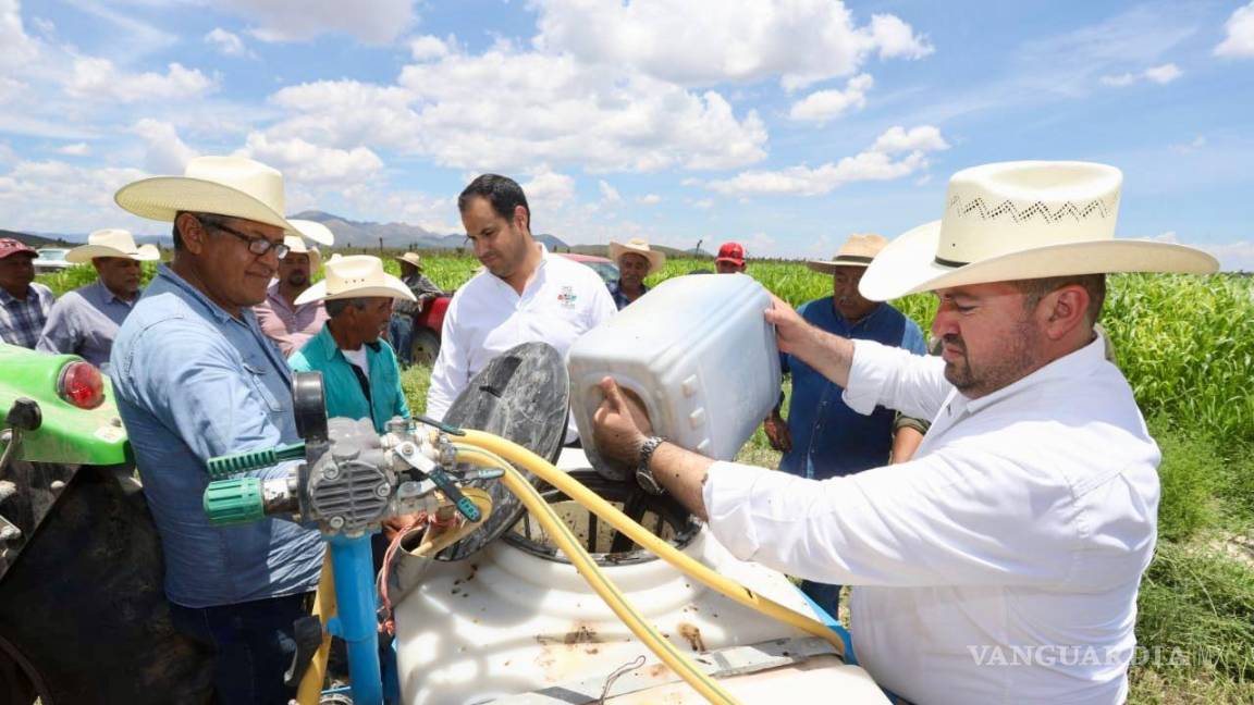 Reparten fertilizante líquido en ejidos de Saltillo