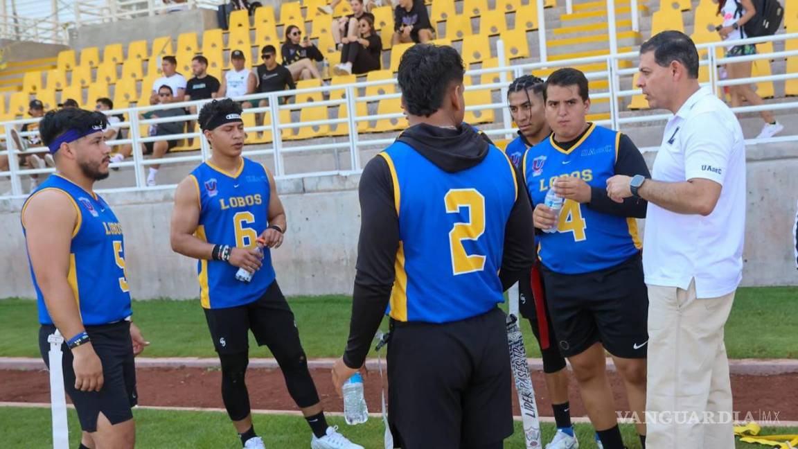 $!Pimentel Martínez asistiendo a la semifinal de tochito varonil entre los Lobos de la UAdeC y la Universidad Anáhuac de Querétaro.