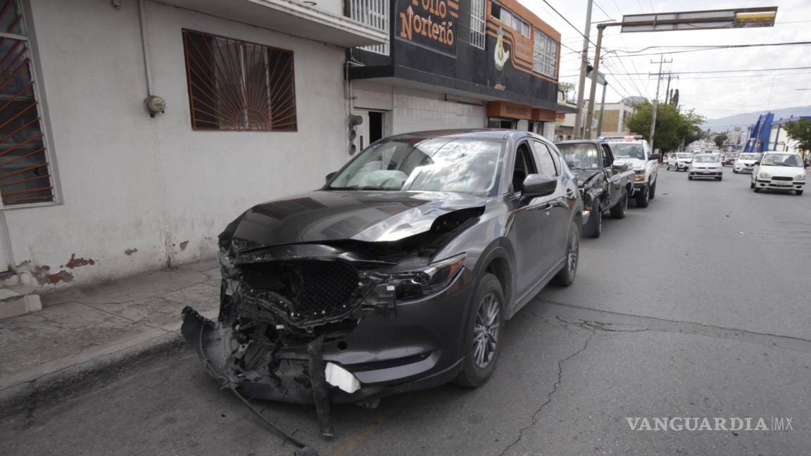 Aparatoso accidente en la Zona Centro de Saltillo deja cuantiosos daños materiales