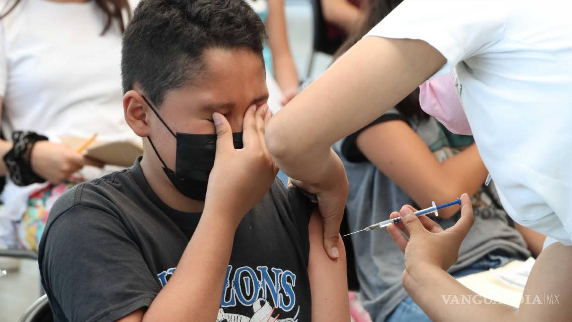 Abarrotan adolescentes, jornada de vacunación contra COVID-19 en Arteaga y Ramos