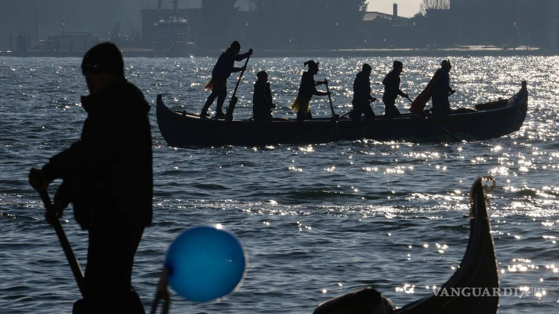 $!Embarcaciones participan en el tradicional desfile en góndola del Carnaval de Venecia, Italia, el 28 de enero de 2024.