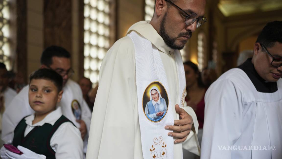 $!Un sacerdote asiste a la misa de celebración por la santa María Carmen Rendiles con su imagen, en la escuela Belén dirigida por su congregación.