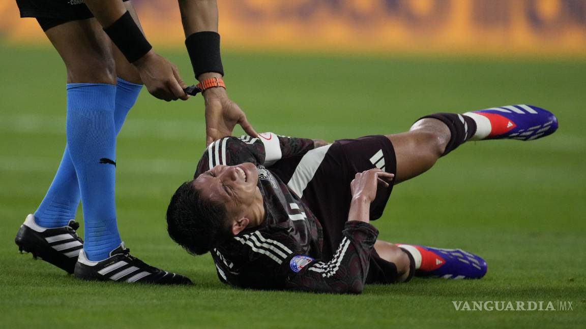 $!Edson Álvarez, elegido capitán de la Selección, salió de cambio tras una dolencia muscular.