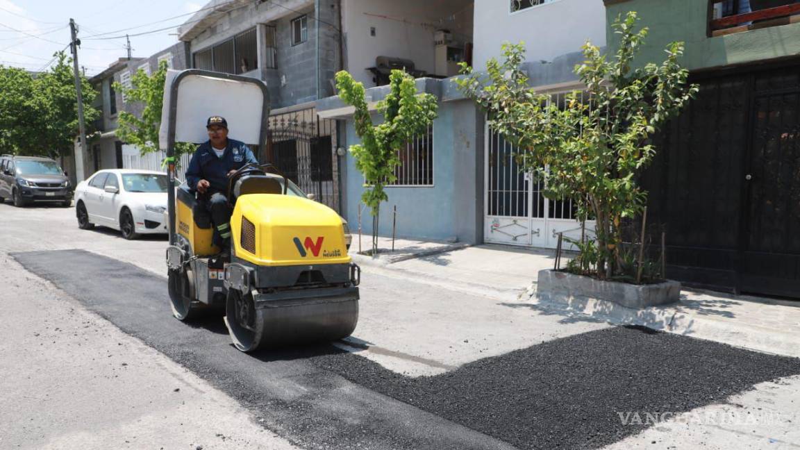 $!La maquinaria pesada entra en acción para rehabilitar las vialidades afectadas por baches.