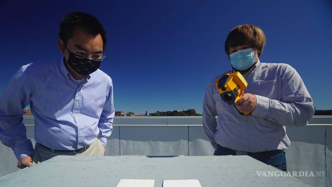 $!Xiulin Ruan y Joseph Peoples de la Universidad de Purdue usan una cámara infrarroja para comparar el rendimiento de enfriamiento en un techo.
