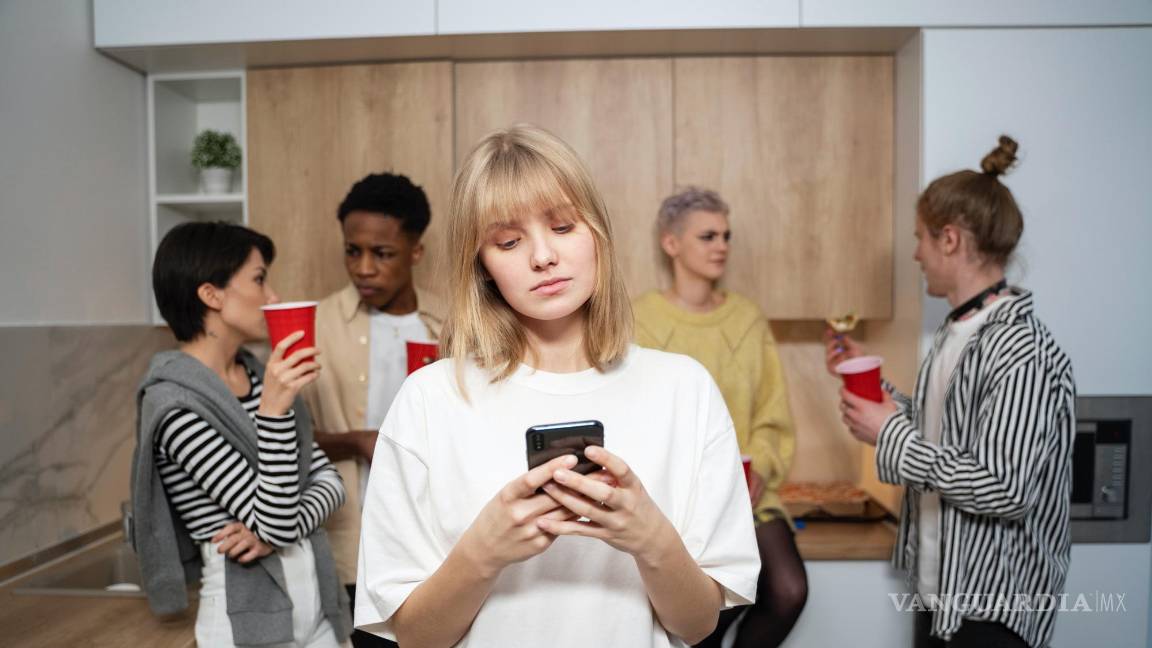 $!Hiperconectados, pero a menudo aislados.