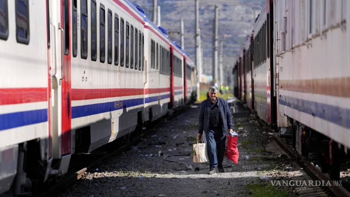 $!Un hombre camina entre vagones de trenes usados como refugios, en la ciudad de Alejandreta.