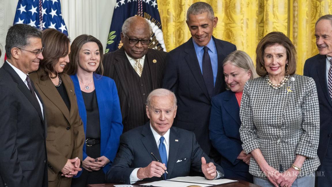 $!El presidente estadounidense Joe Biden, con el expresidente Barack Obama (4-R), la vicepresidenta Kamala Harris (2-L).