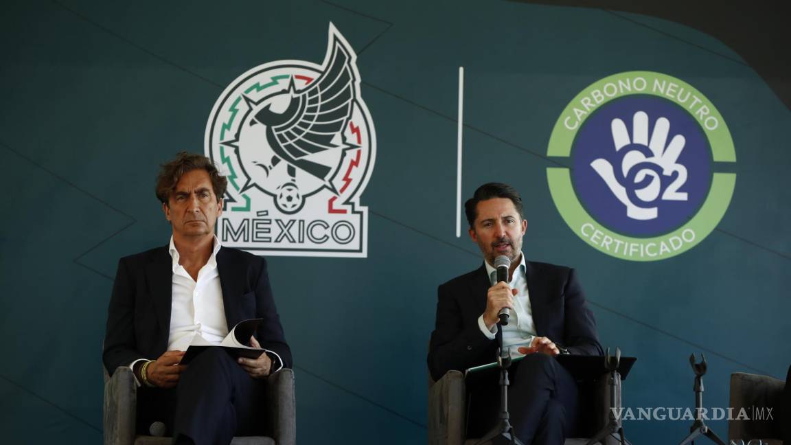 $!El presidente de la Federación Mexicana de Fútbol (FMF), Yon de Luisa (d), y el presidente de CO2 Solutions, José Alonso Lanseros (i).