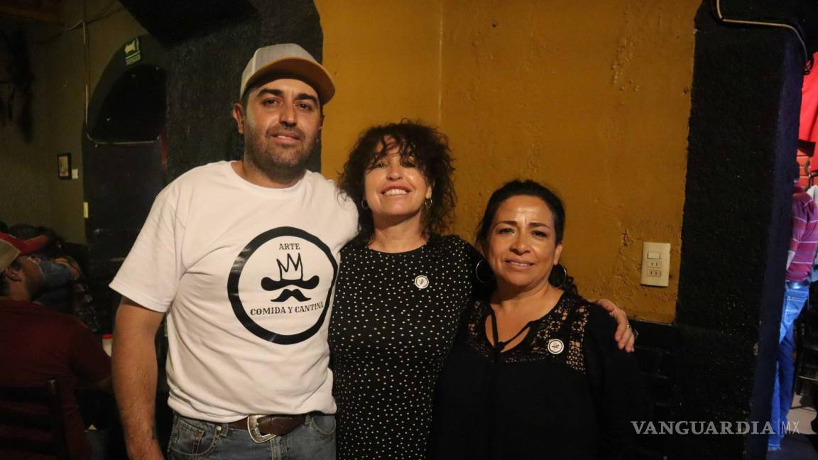 $!Artistas ‘enchulan’ el Chacho’s Bar con exposición inspirada en la cantina