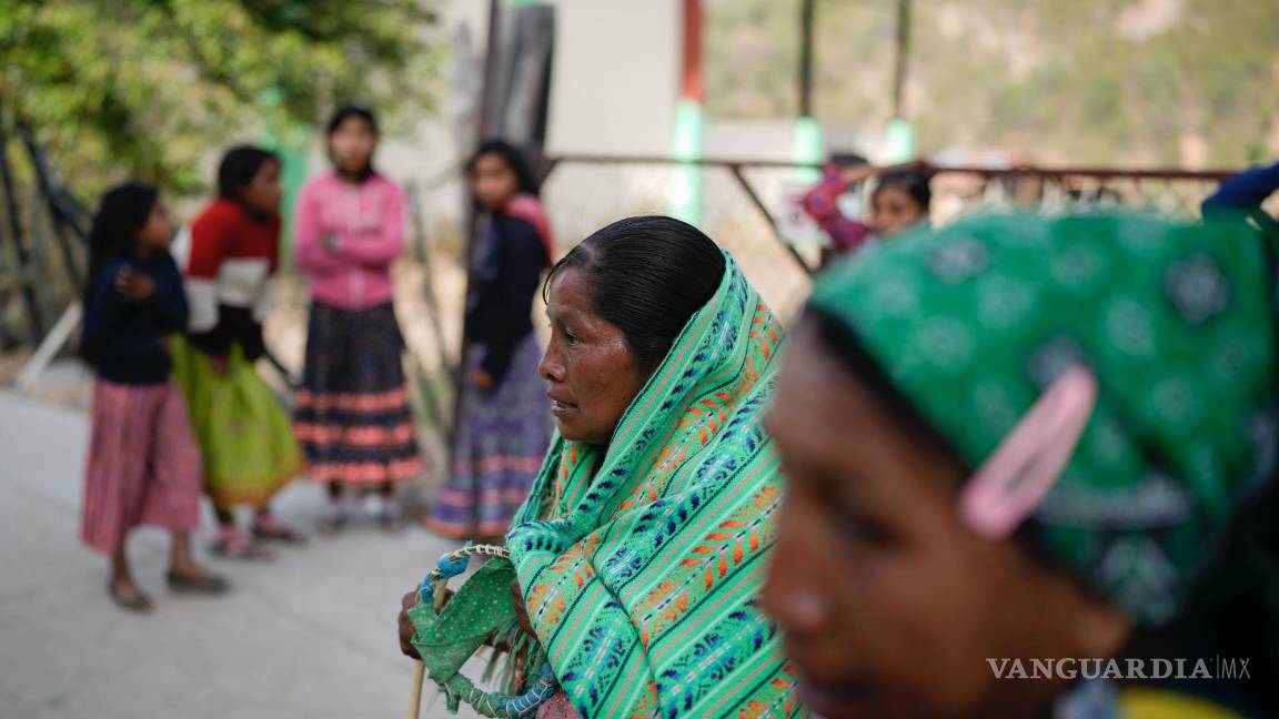 $!La corredora rarámuri Teresa Sánchez descansa después de que ella y su equipo ganaron la carrera de Arihueta en Cuiteco, México.