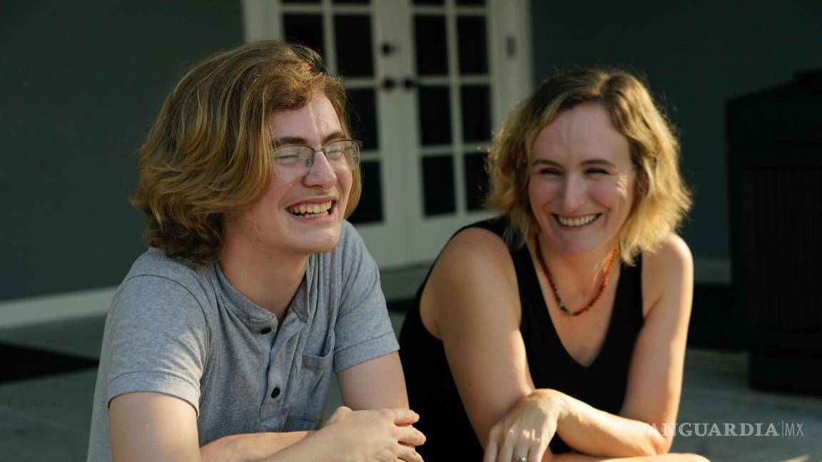 $!Ray Walker, de 17 años, y su madre, Katie Rives, se ríen mientras hablan sobre su mudanza a Virginia para continuar con la atención de afirmación de género.