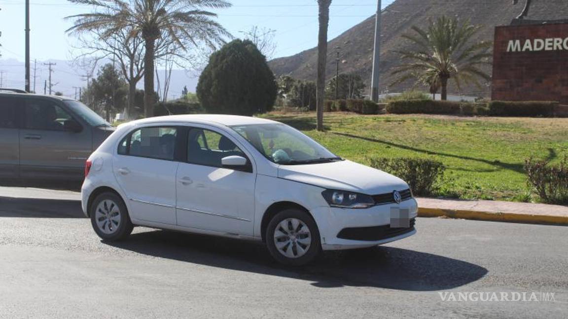 $!La conductora del vehículo fue asegurada por elementos de Tránsito Municipal.