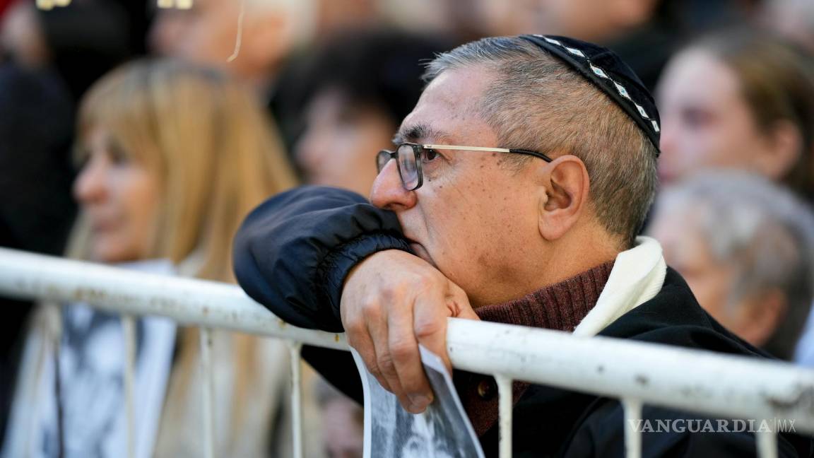 $!Un participante asiste a una ceremonia para conmemorar el 30º aniversario del atentado contra el centro judío AMIA que mató a 85 personas en Buenos Aires.