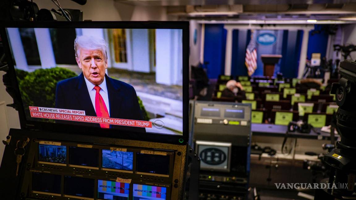 $!Mensaje del presidente Donald Trump en un monitor en la sala de prensa de la Casa Blanca mientras se dirige a las acciones en el edificio del Capitolio.