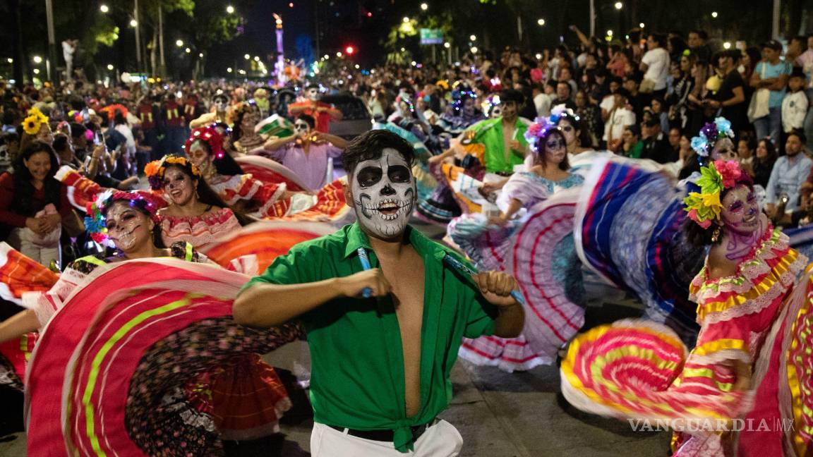 $!Con la participación de cientos de personas caracterizadas del personaje creado por José Guadalupe Posada la noche se llenó de música y baile.