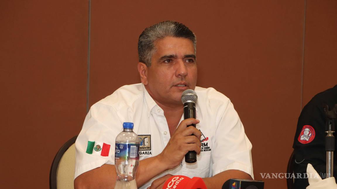 $!Adolfo Garza Acevedo, representante de la Federación Mexicana de Dominó, explicó las bases del sistema suizo que se aplicará en el torneo.