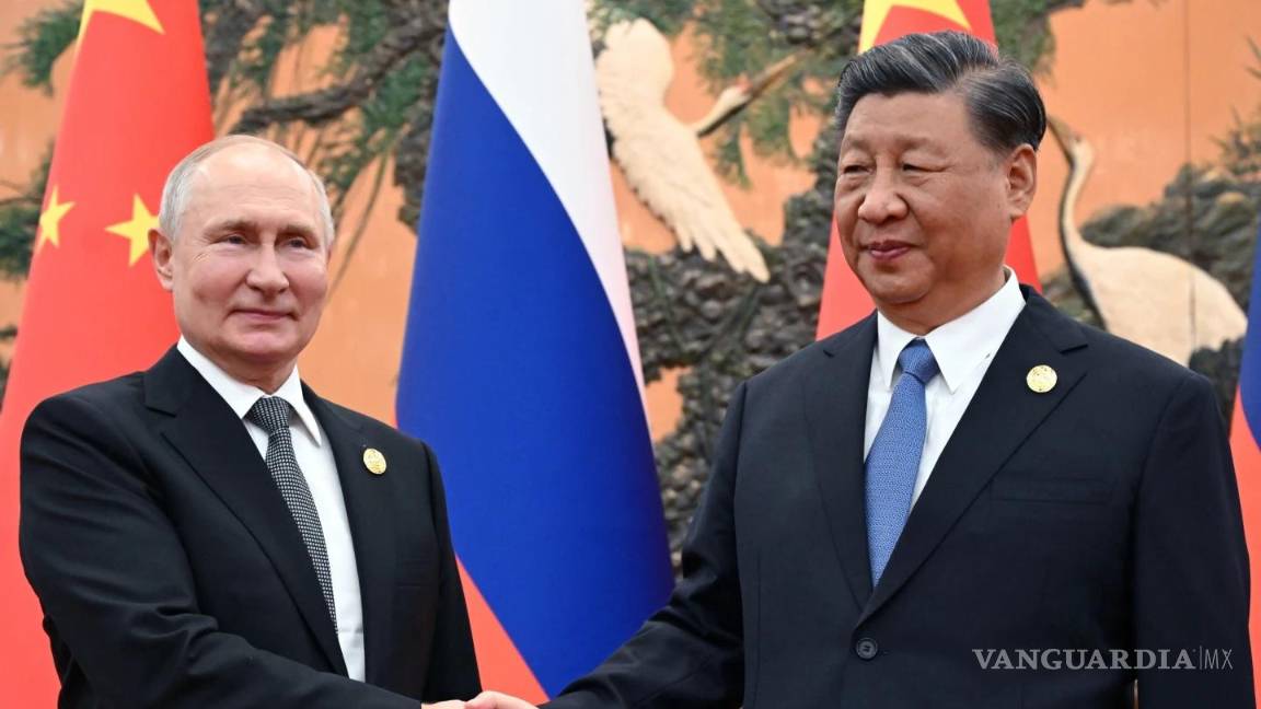 $!Xi Jinping, presidente de China da la mano a Vladímir Putin durante la visita del al mandatario ruso al gigante asiático.