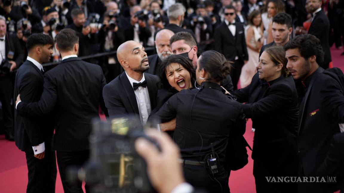 Mujer protesta en Cannes en el estreno de “Three Thousand Years of Longing” dirigida por George Miller