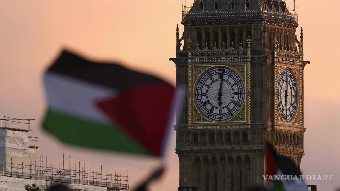 $!Los manifestantes ondean banderas mientras asisten a una manifestación pro palestina en Londres.