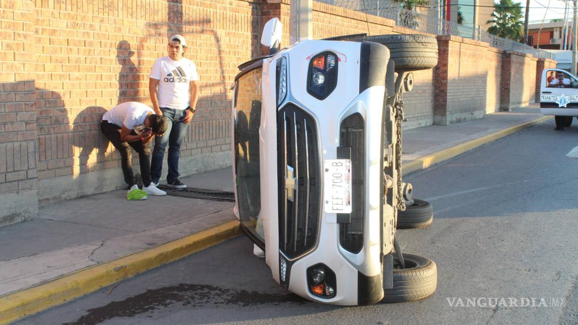 Estudiante choca su camioneta y vuelca, en Saltillo