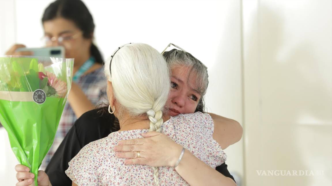 Sobreviviente de cáncer toca por primera vez la campana de la salud en IMSS Saltillo (video)